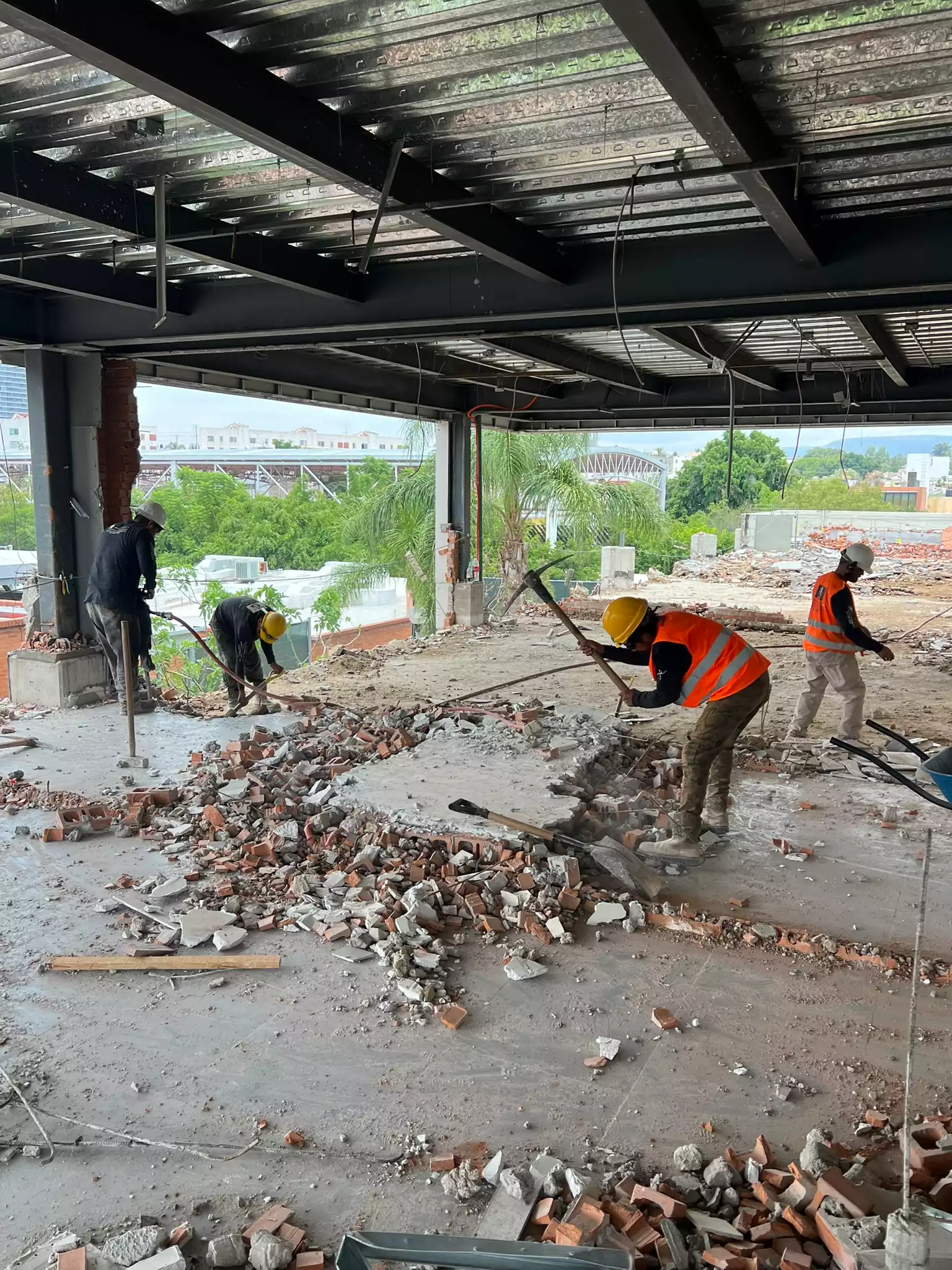 equipo de demolición paniagua equipo de demoliciones trabajando en Guadalajara