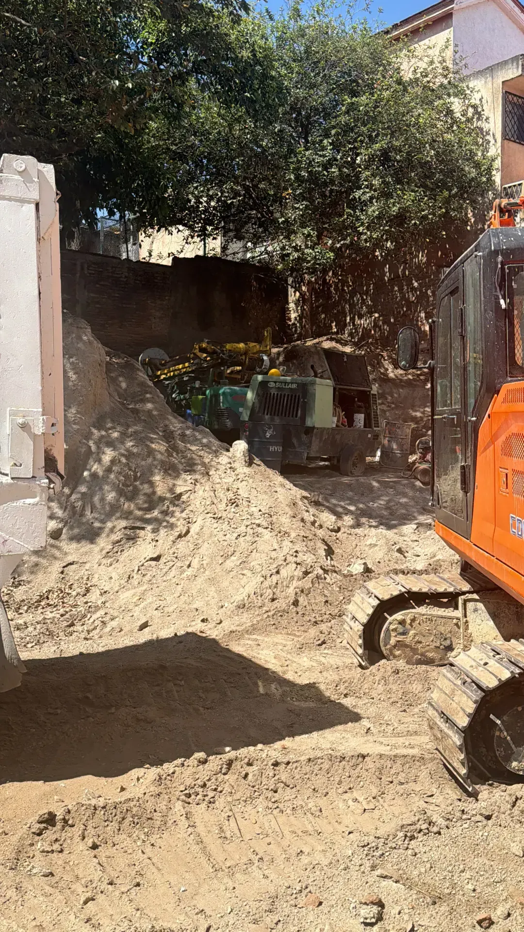 Servicio de demolicion de casa con personal y maquinaria especializada, enfocado en seguridad, retiro de escombro y avance de obra en Guadalajara, Jalisco.