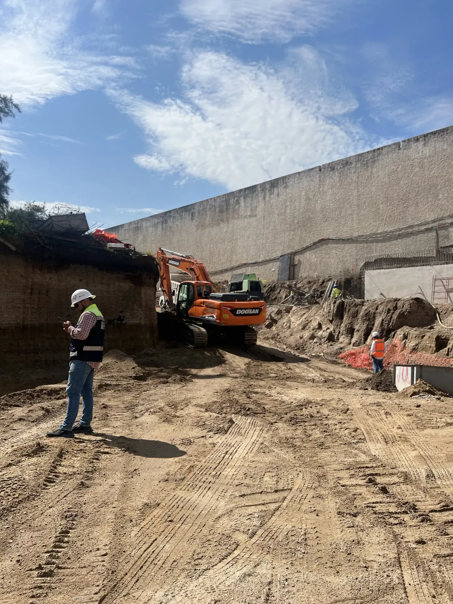 Servicio de demolicion de casa con personal y maquinaria especializada, enfocado en seguridad, retiro de escombro y avance de obra en Guadalajara, Jalisco.