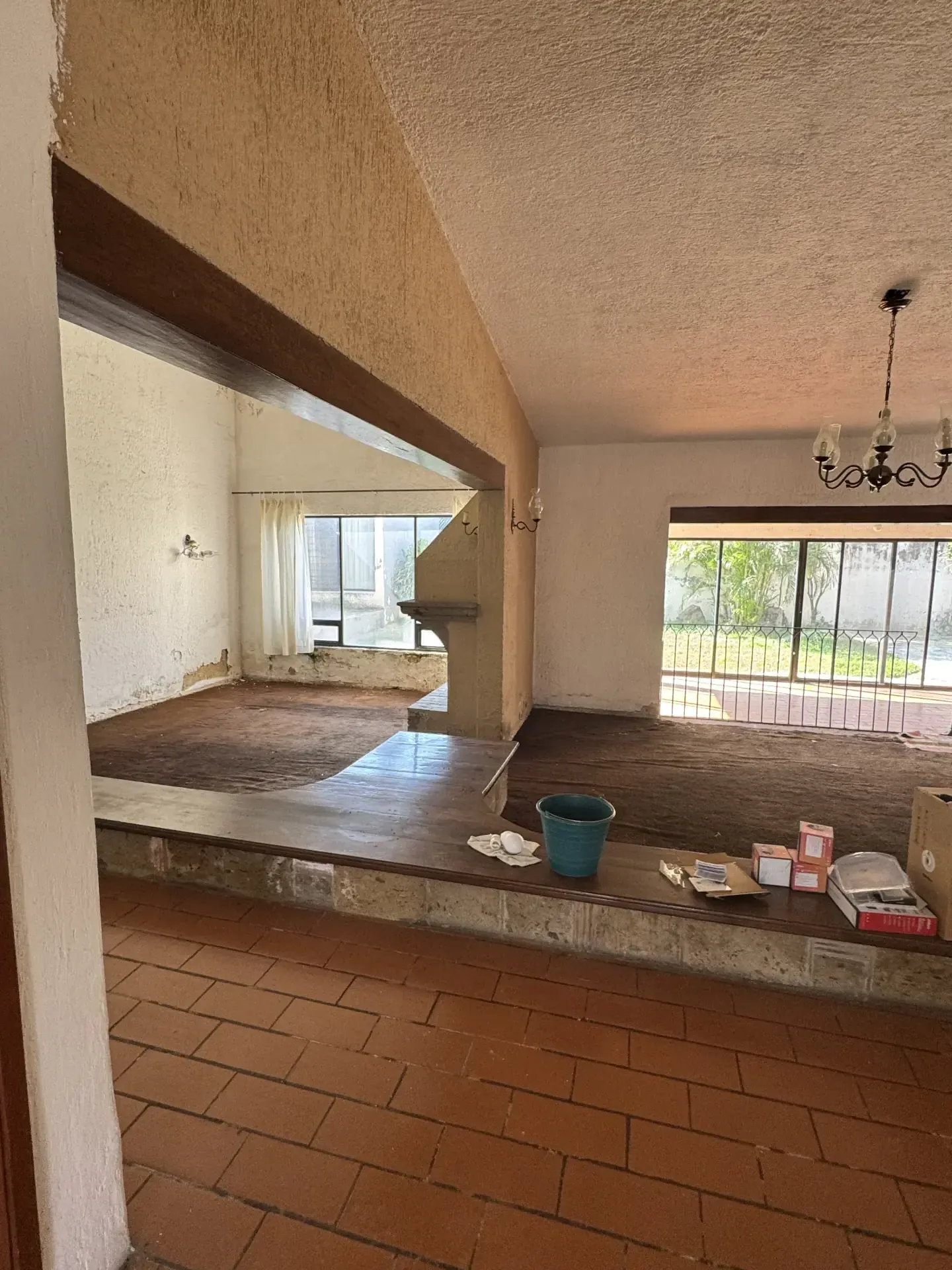 Servicio de demolicion de casa con personal y maquinaria especializada, enfocado en seguridad, retiro de escombro y avance de obra en Guadalajara, Jalisco.