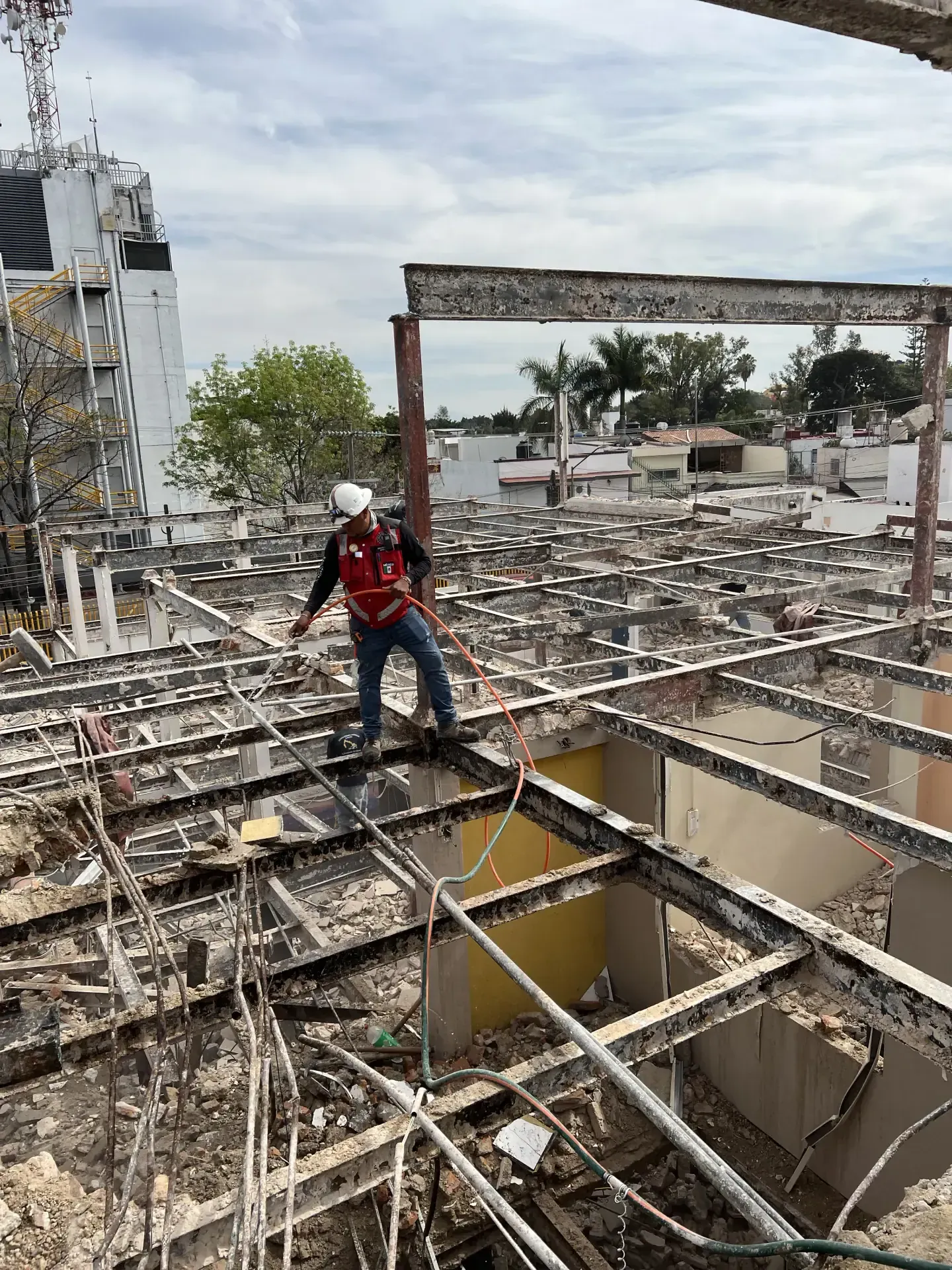 Servicio de demolicion de casa con personal y maquinaria especializada, enfocado en seguridad, retiro de escombro y avance de obra en Guadalajara, Jalisco.