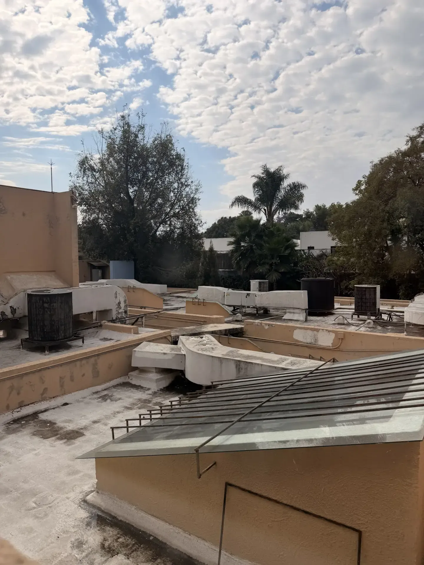 Tejado de edificio con múltiples niveles, tanques y una cubierta inclinada, ideal para proyectos de demolición en Jalisco.