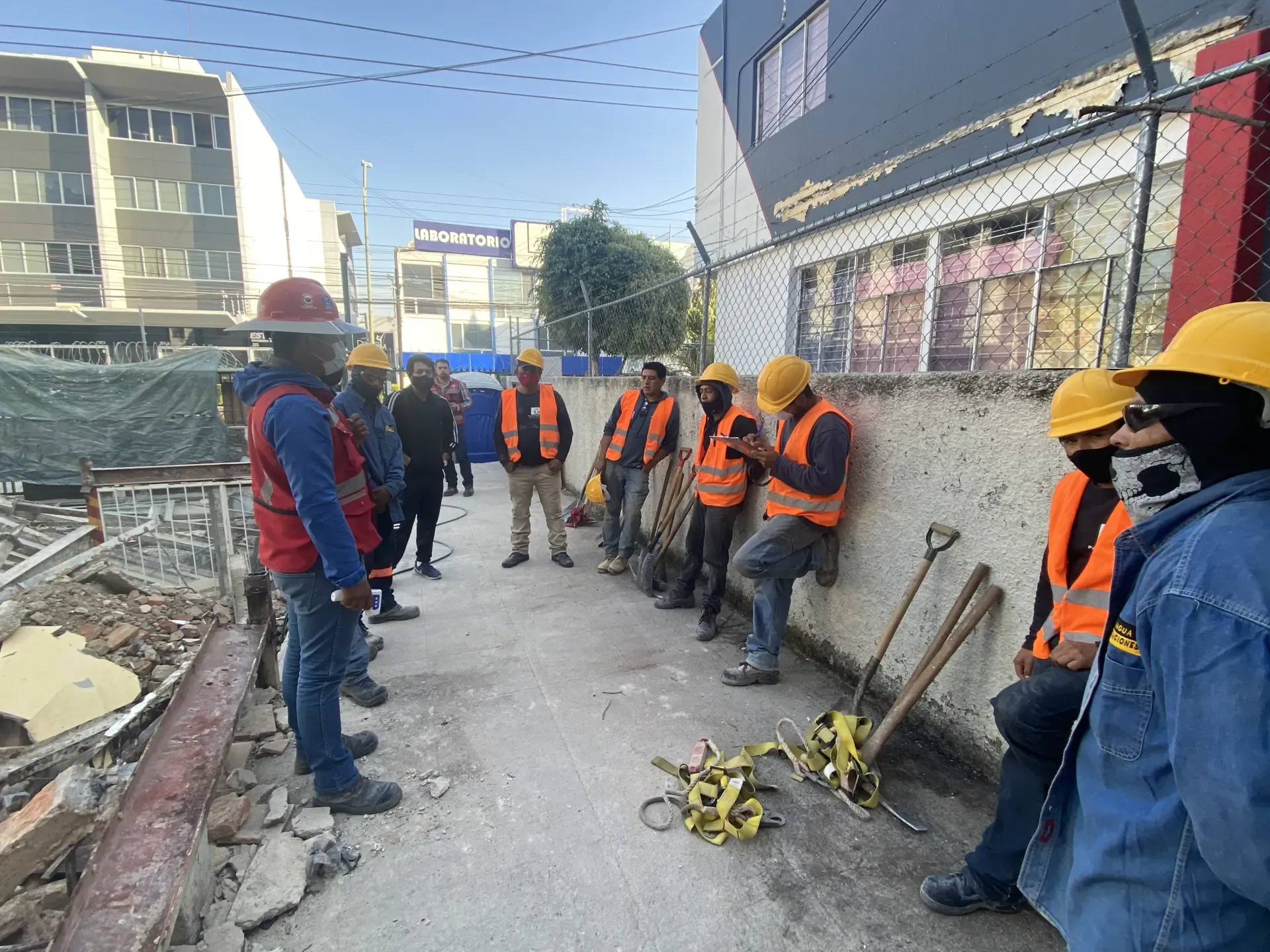 Servicio de derribo controlado con personal y maquinaria especializada, enfocado en seguridad, retiro de escombro y avance de obra en Guadalajara, Jalisco.