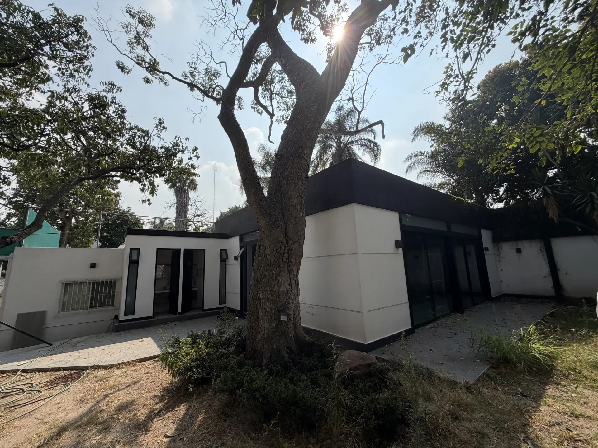 Servicio de derribo controlado con personal y maquinaria especializada, enfocado en seguridad, retiro de escombro y avance de obra en Guadalajara, Jalisco.