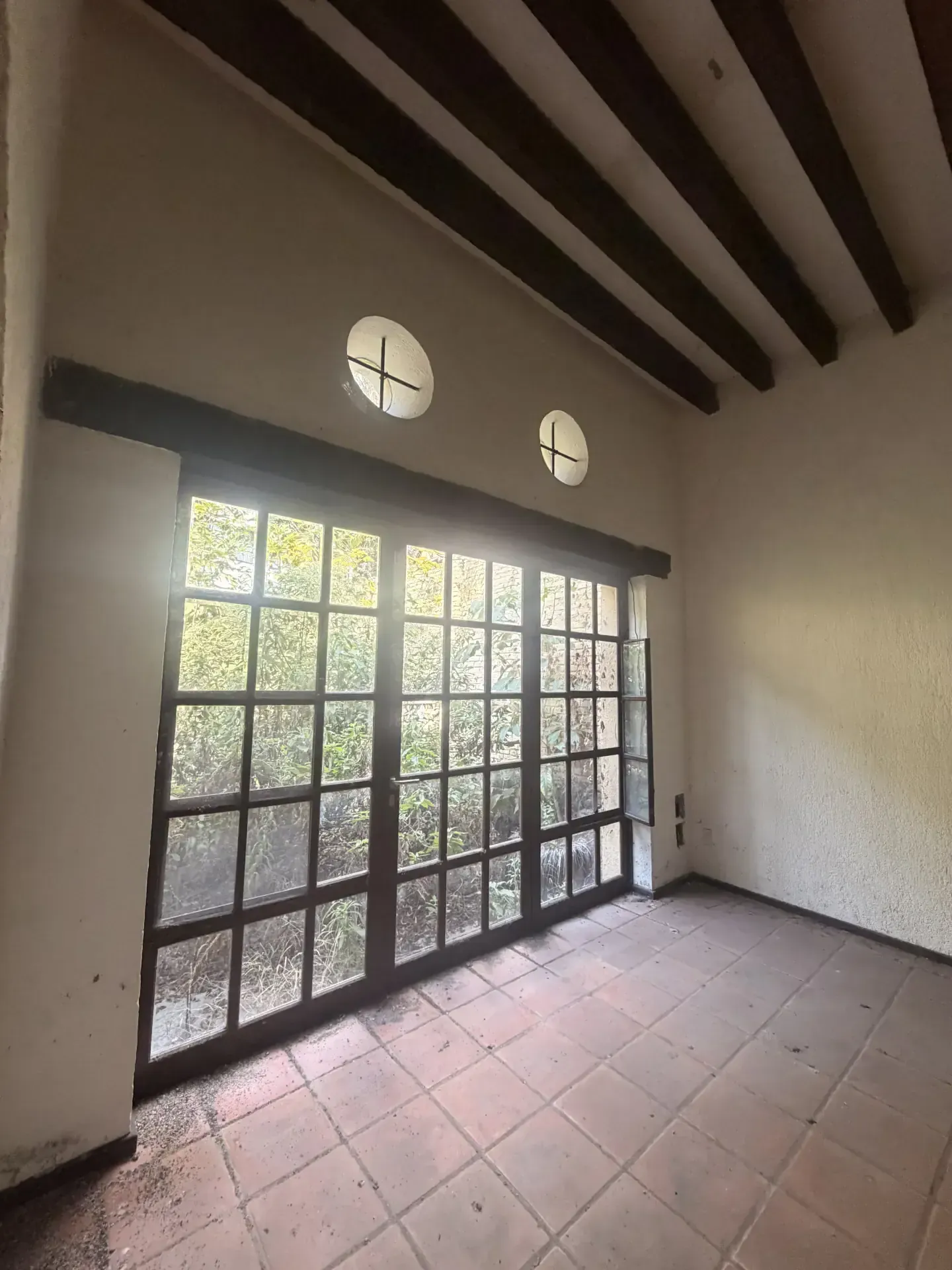 Servicio de derribo controlado con personal y maquinaria especializada, enfocado en seguridad, retiro de escombro y avance de obra en Guadalajara, Jalisco.