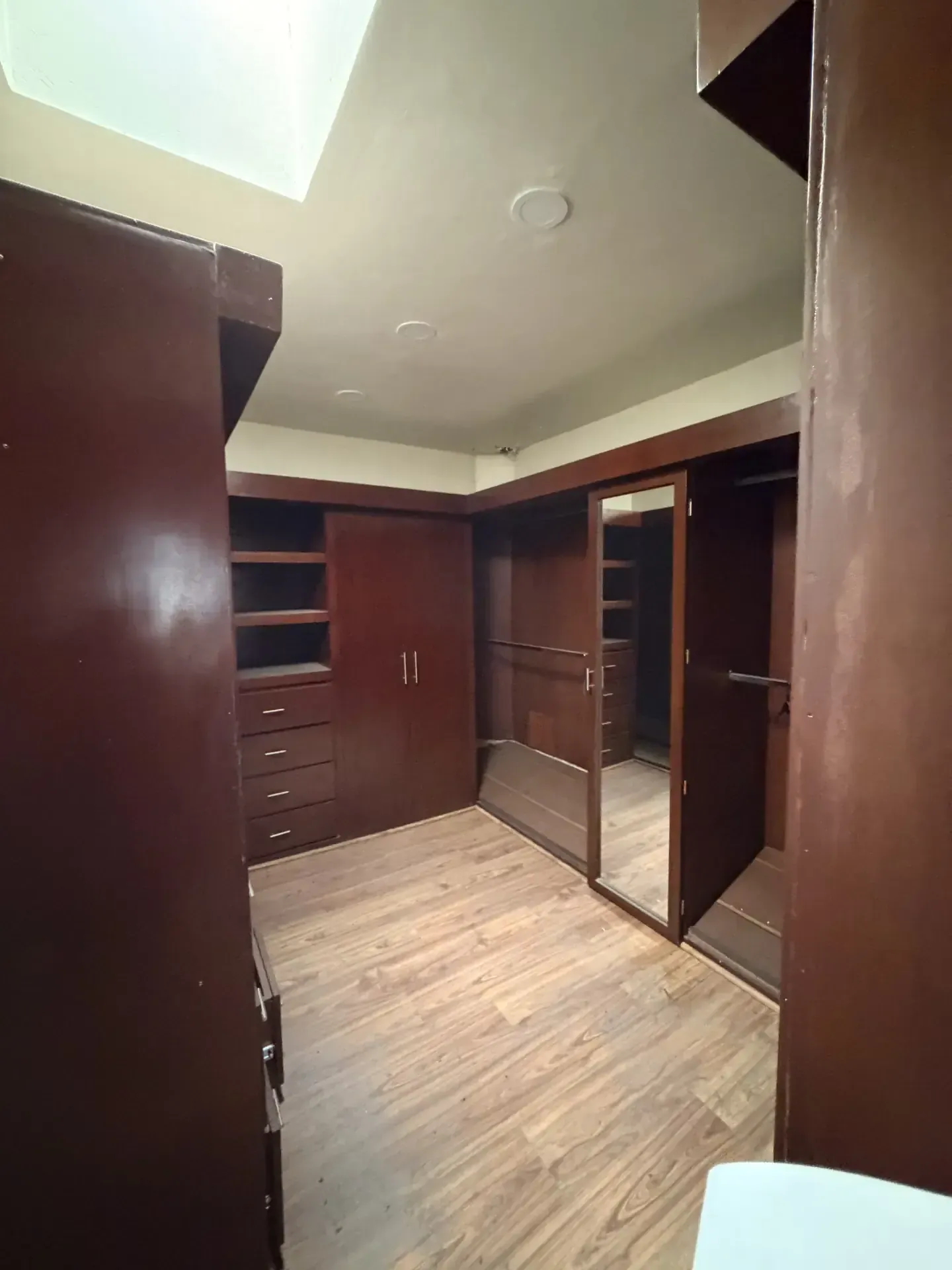 Servicio de derribo controlado con personal y maquinaria especializada, enfocado en seguridad, retiro de escombro y avance de obra en Guadalajara, Jalisco.