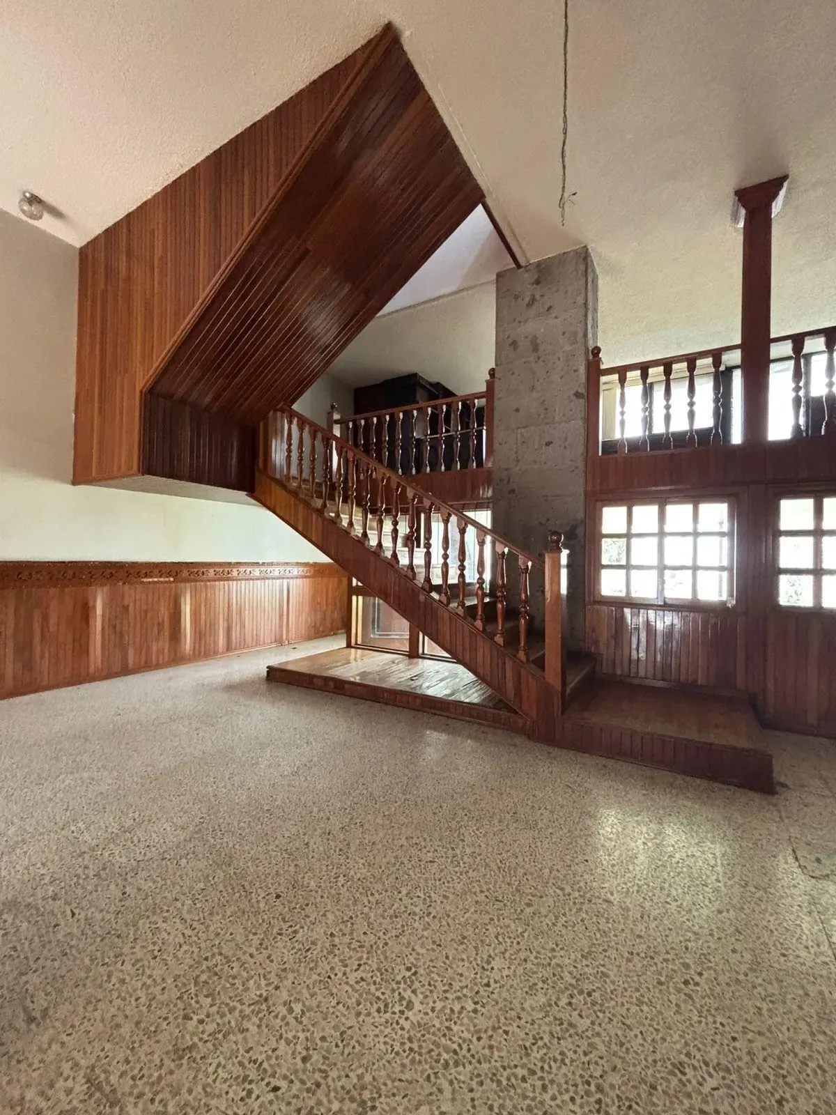 Servicio de derribo controlado con personal y maquinaria especializada, enfocado en seguridad, retiro de escombro y avance de obra en Guadalajara, Jalisco.