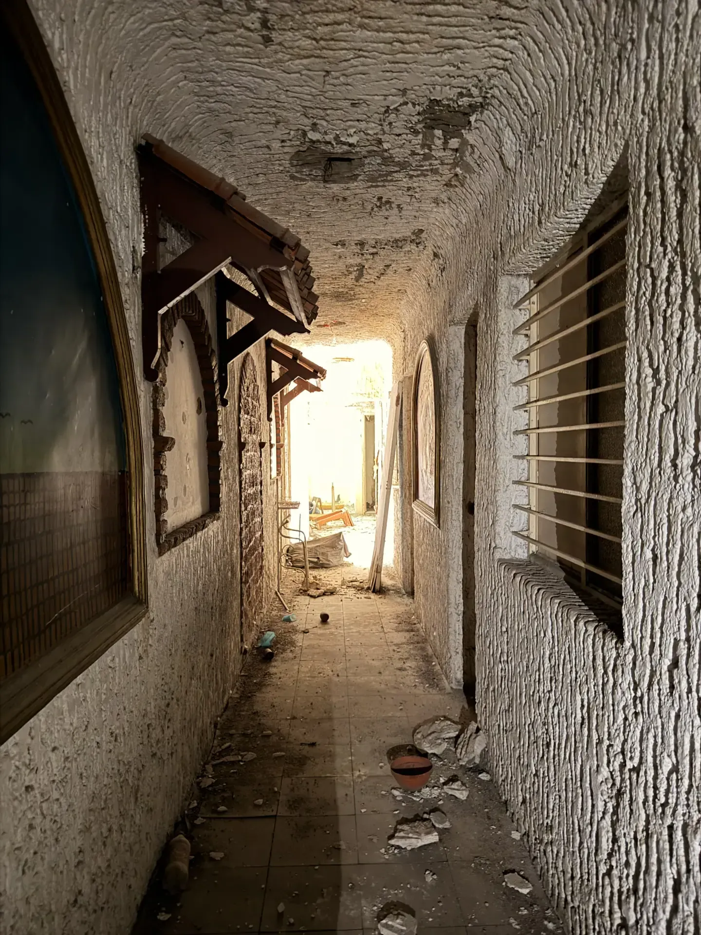 Servicio de derribo controlado con personal y maquinaria especializada, enfocado en seguridad, retiro de escombro y avance de obra en Guadalajara, Jalisco.