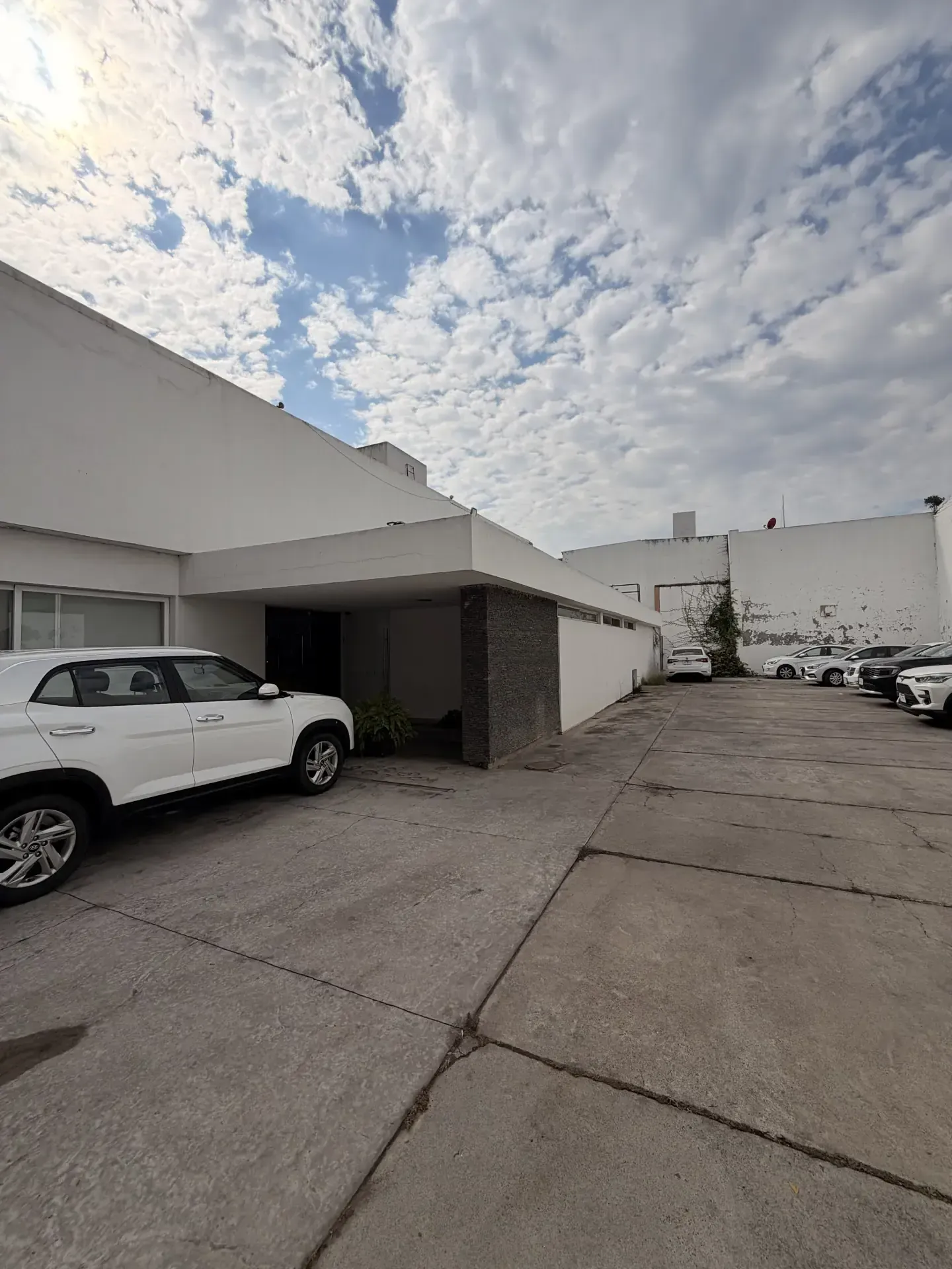 Servicio de derribo controlado con personal y maquinaria especializada, enfocado en seguridad, retiro de escombro y avance de obra en Guadalajara, Jalisco.