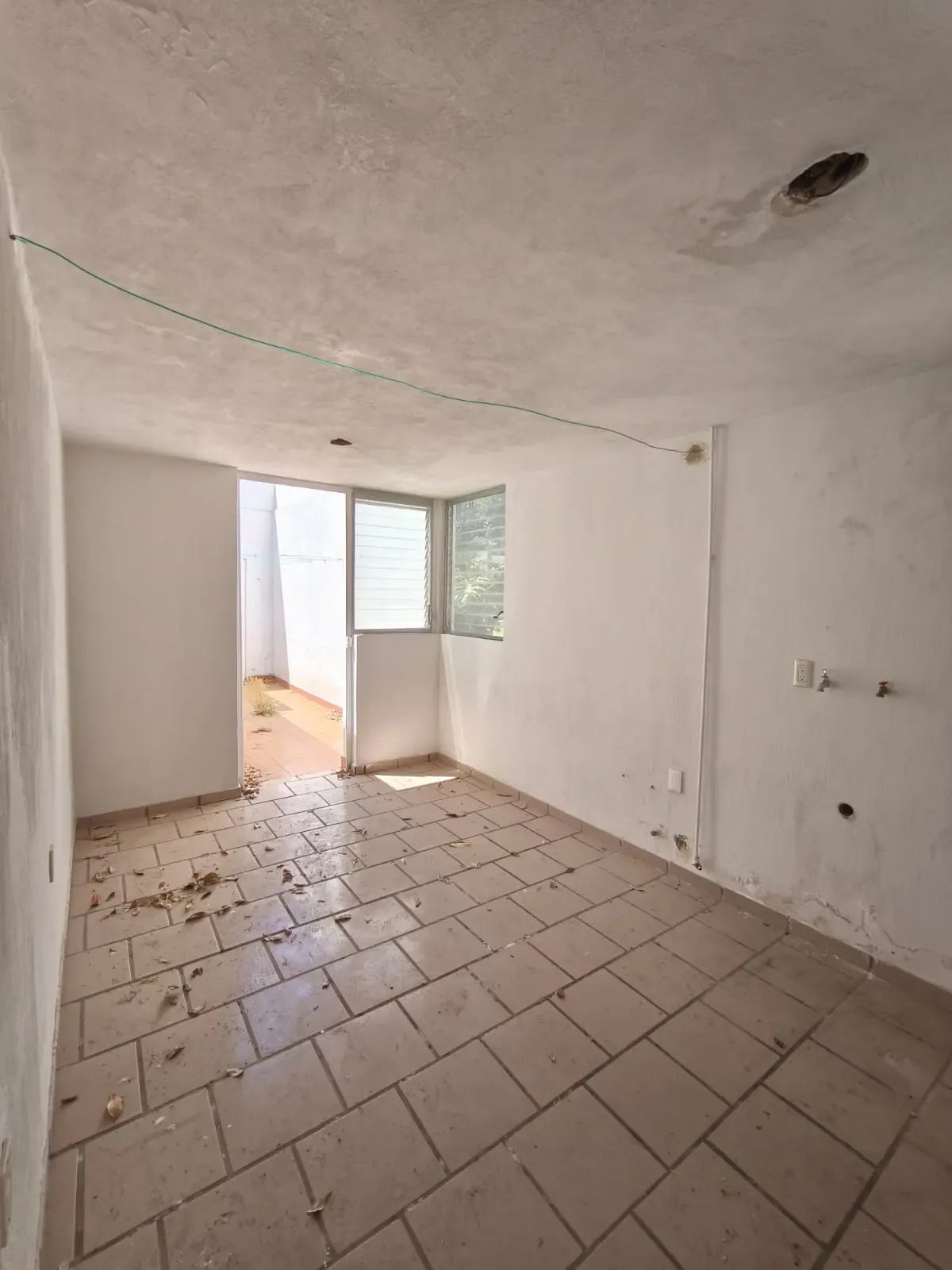 Servicio de derribo controlado con personal y maquinaria especializada, enfocado en seguridad, retiro de escombro y avance de obra en Guadalajara, Jalisco.