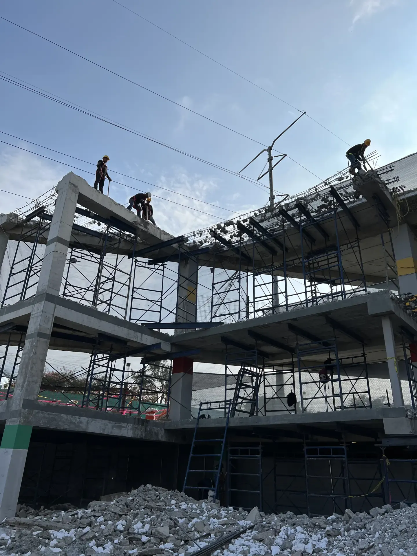 Servicio de excavacion de terreno con personal y maquinaria especializada, enfocado en seguridad, retiro de escombro y avance de obra en Guadalajara, Jalisco.