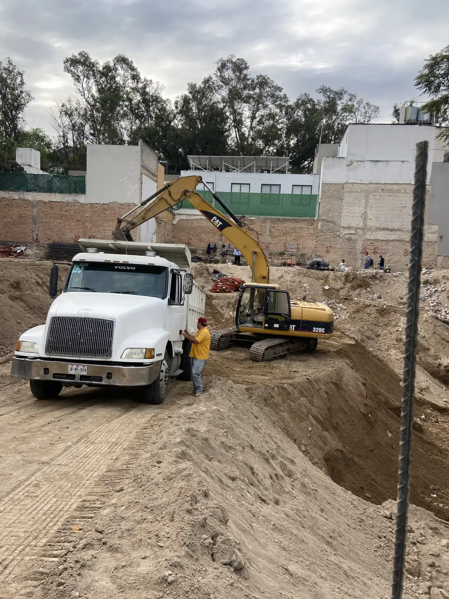 Servicio de excavacion de terreno con personal y maquinaria especializada, enfocado en seguridad, retiro de escombro y avance de obra en Guadalajara, Jalisco.