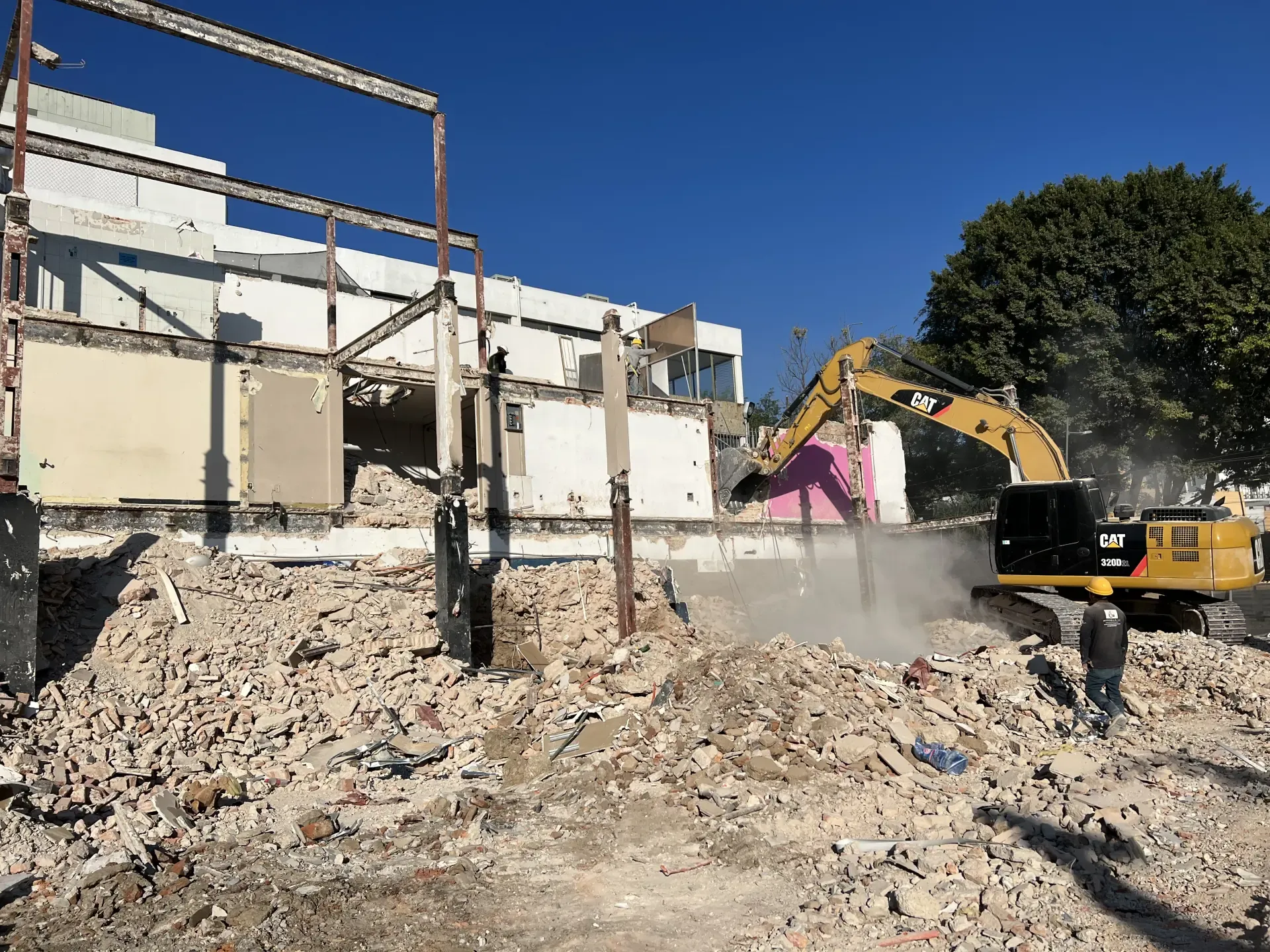 Servicio de excavacion de terreno con personal y maquinaria especializada, enfocado en seguridad, retiro de escombro y avance de obra en Guadalajara, Jalisco.