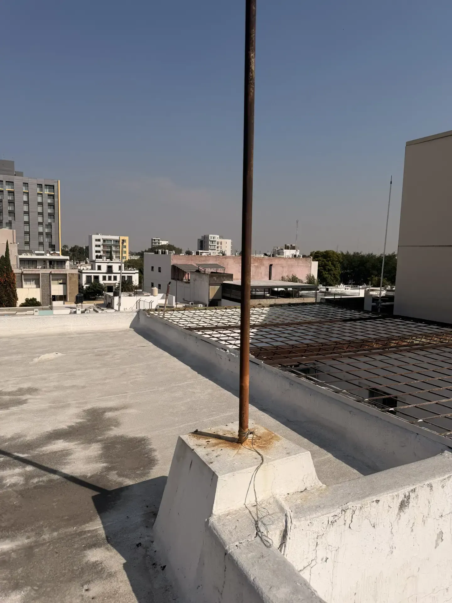 Servicio de excavacion de terreno con personal y maquinaria especializada, enfocado en seguridad, retiro de escombro y avance de obra en Guadalajara, Jalisco.