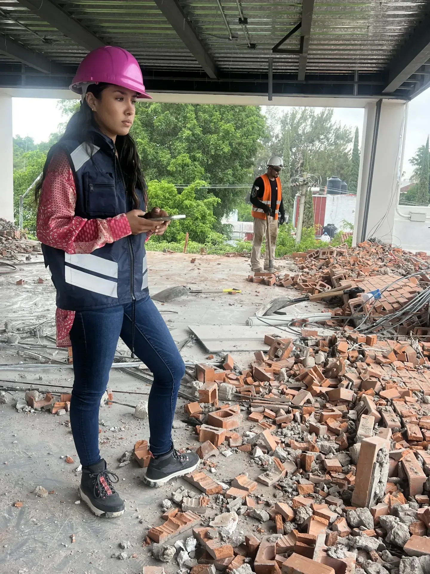 Servicio de maquinaria pesada con personal y maquinaria especializada, enfocado en seguridad, retiro de escombro y avance de obra en Guadalajara, Jalisco.