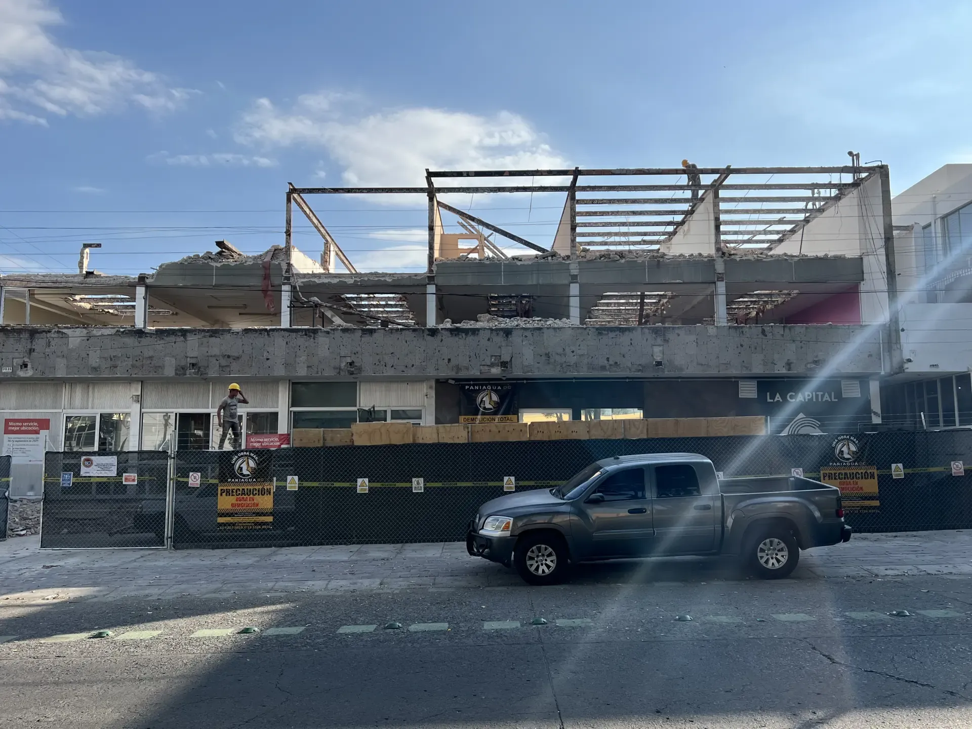 Servicio de maquinaria pesada con personal y maquinaria especializada, enfocado en seguridad, retiro de escombro y avance de obra en Guadalajara, Jalisco.