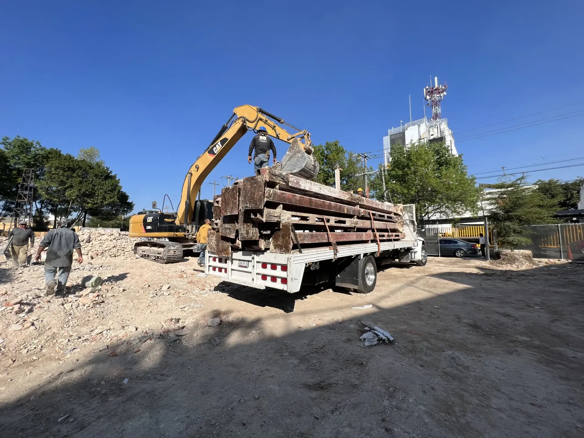 Servicio de maquinaria pesada con personal y maquinaria especializada, enfocado en seguridad, retiro de escombro y avance de obra en Guadalajara, Jalisco.