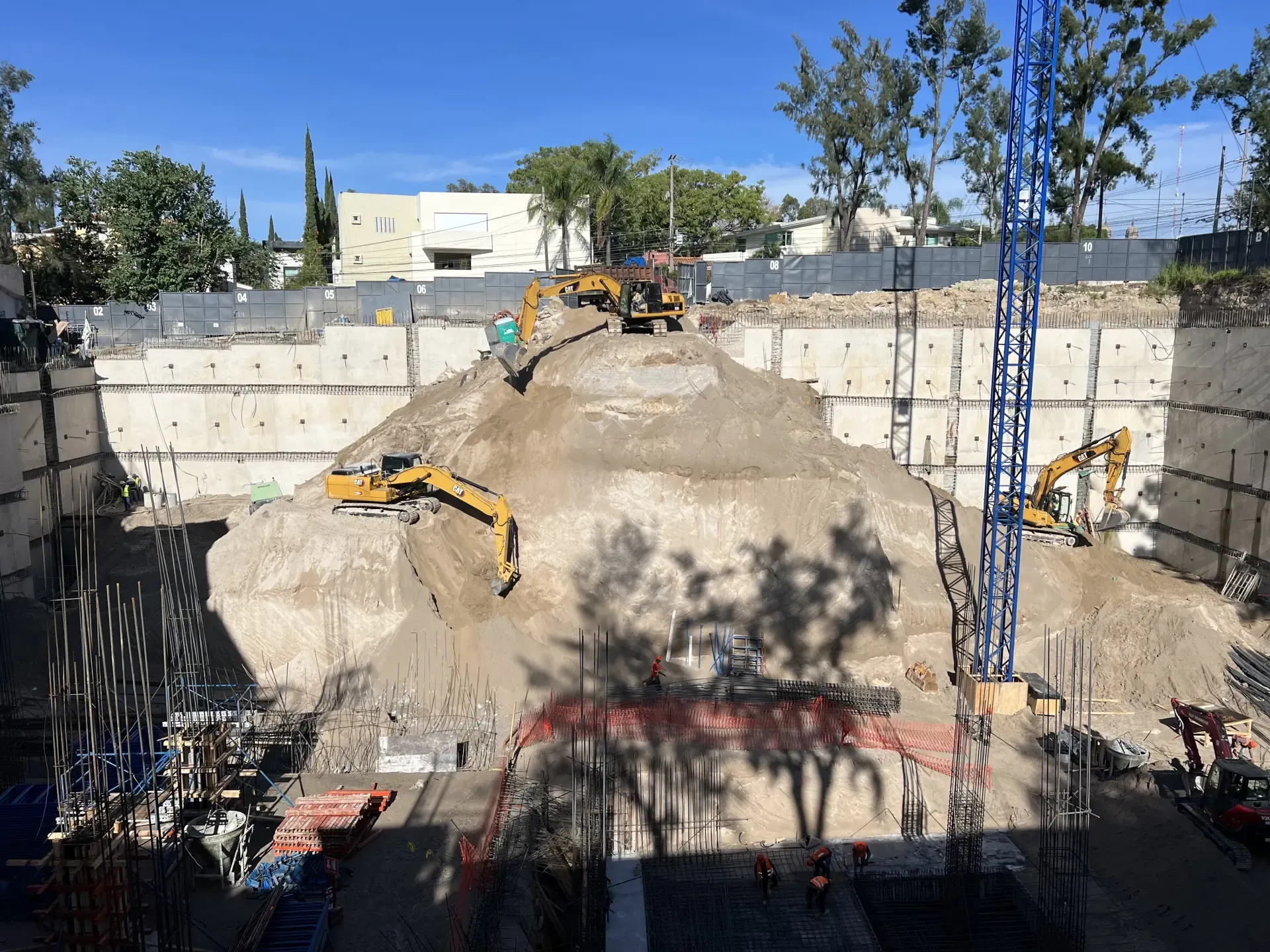 Servicio de maquinaria pesada con personal y maquinaria especializada, enfocado en seguridad, retiro de escombro y avance de obra en Guadalajara, Jalisco.