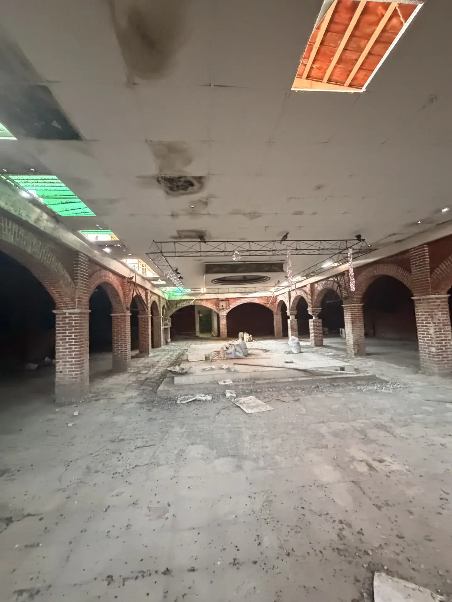 Servicio de maquinaria pesada con personal y maquinaria especializada, enfocado en seguridad, retiro de escombro y avance de obra en Guadalajara, Jalisco.