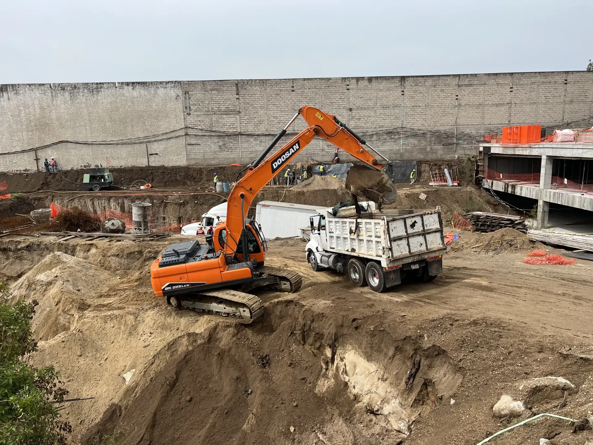 Servicio de obra civil con personal y maquinaria especializada, enfocado en seguridad, retiro de escombro y avance de obra en Guadalajara, Jalisco.