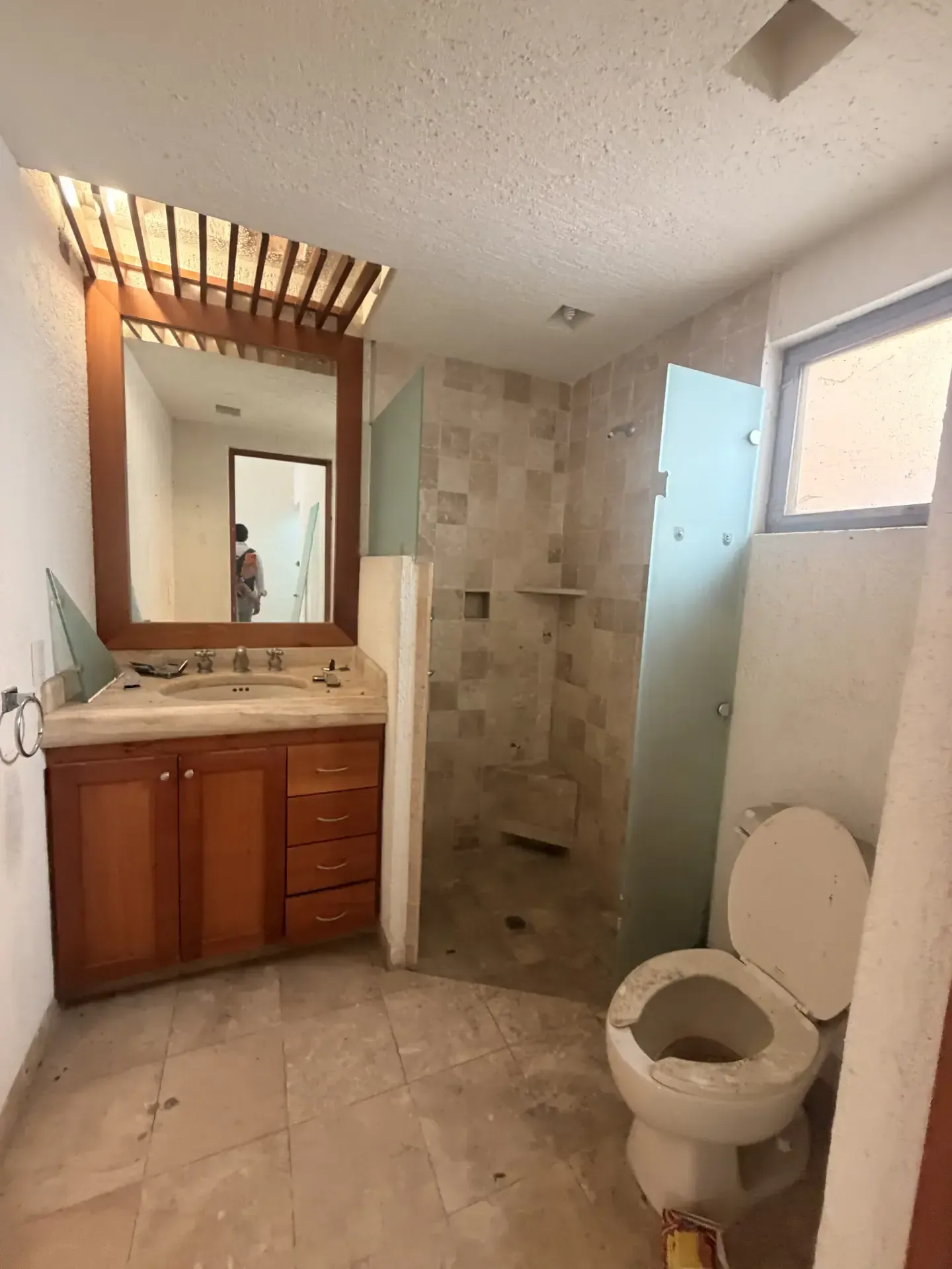 Servicio de obra civil con personal y maquinaria especializada, enfocado en seguridad, retiro de escombro y avance de obra en Guadalajara, Jalisco.