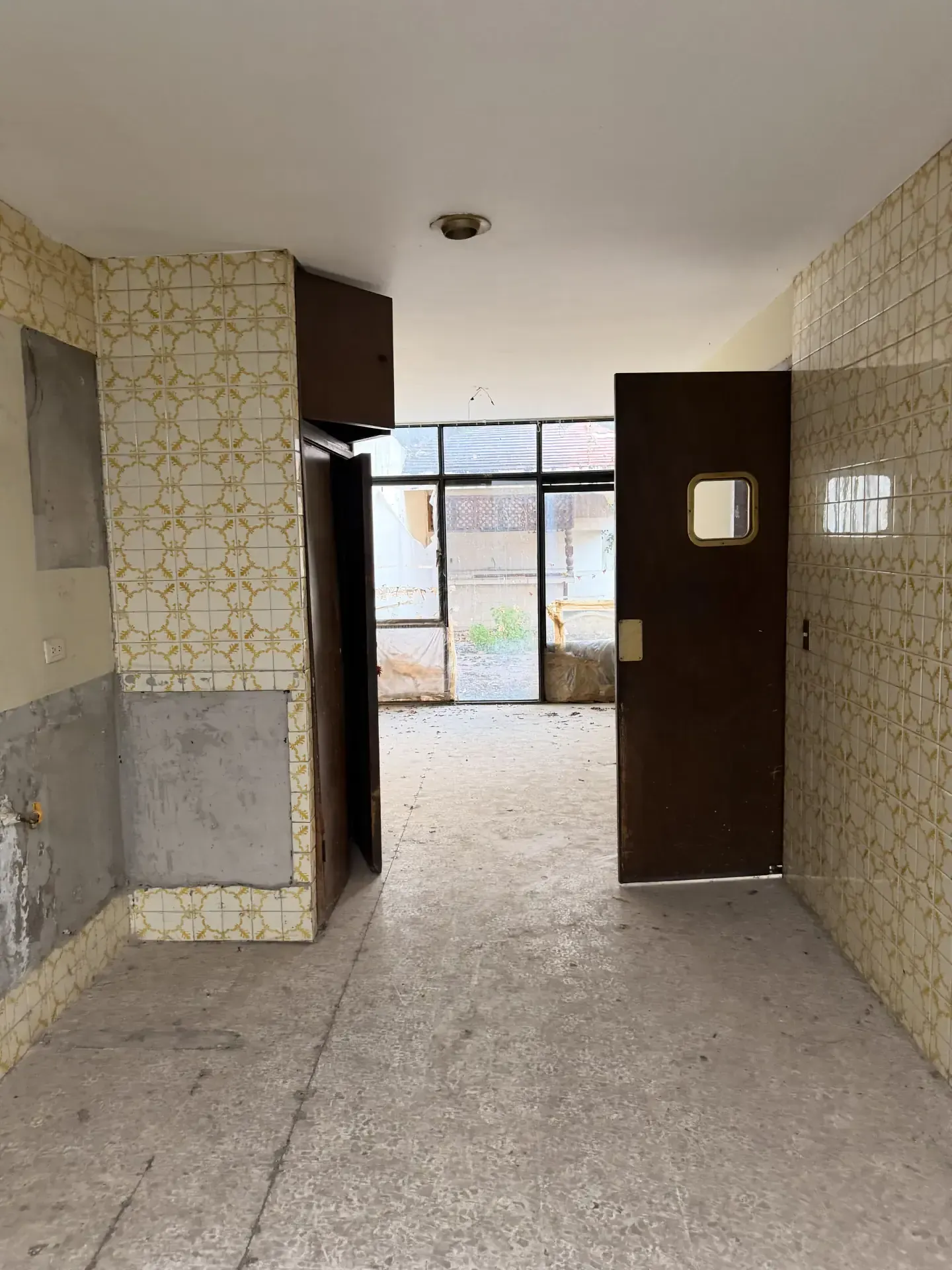 Servicio de obra civil con personal y maquinaria especializada, enfocado en seguridad, retiro de escombro y avance de obra en Guadalajara, Jalisco.