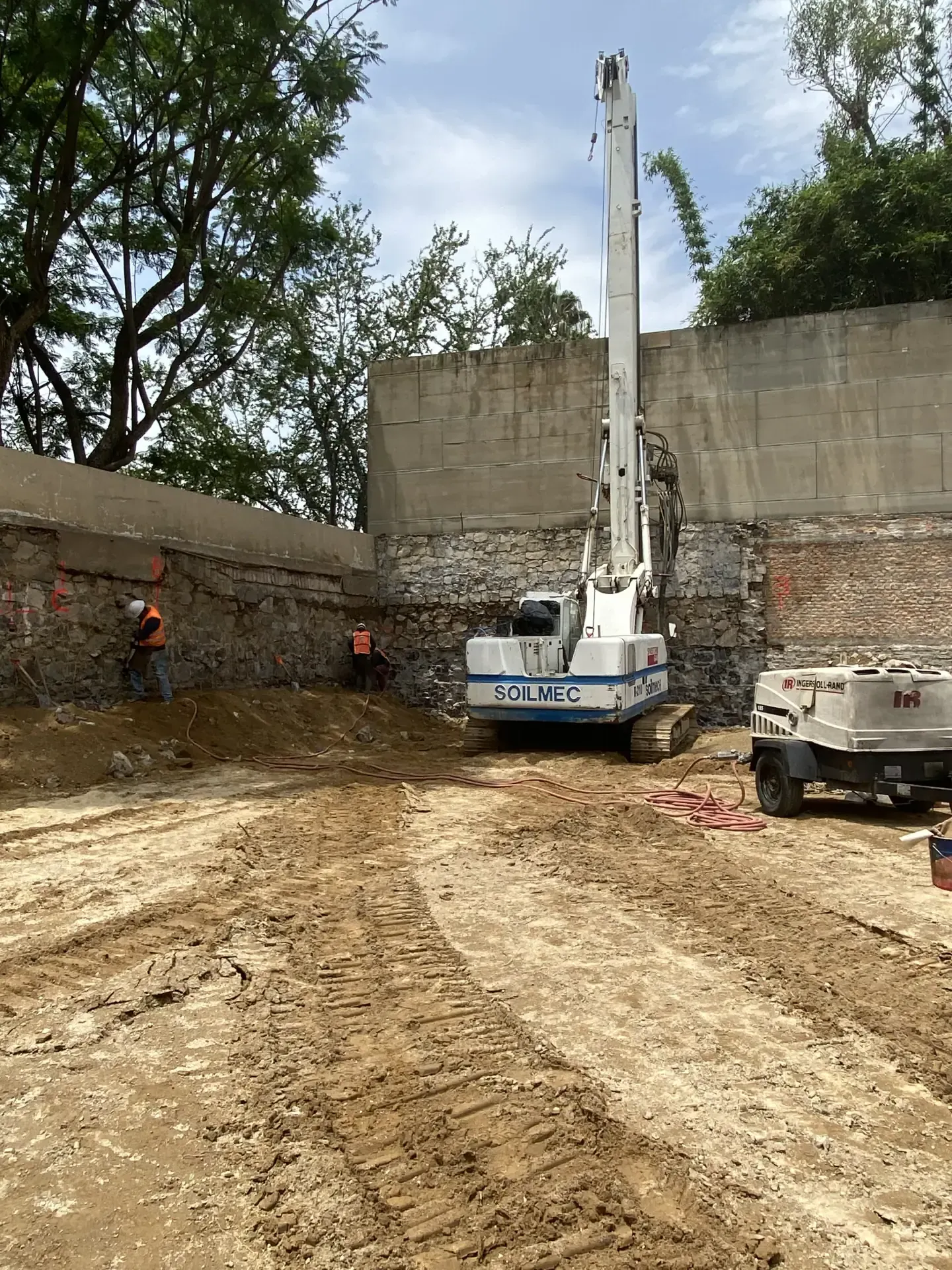 Servicio de obra civil con personal y maquinaria especializada, enfocado en seguridad, retiro de escombro y avance de obra en Guadalajara, Jalisco.