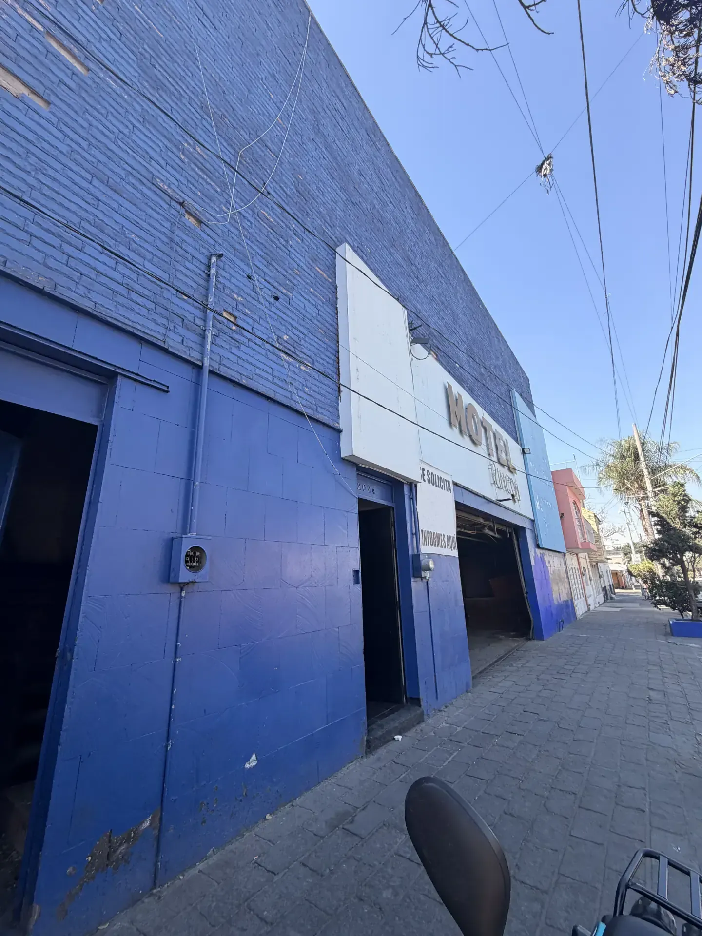 Servicio de obra civil con personal y maquinaria especializada, enfocado en seguridad, retiro de escombro y avance de obra en Guadalajara, Jalisco.