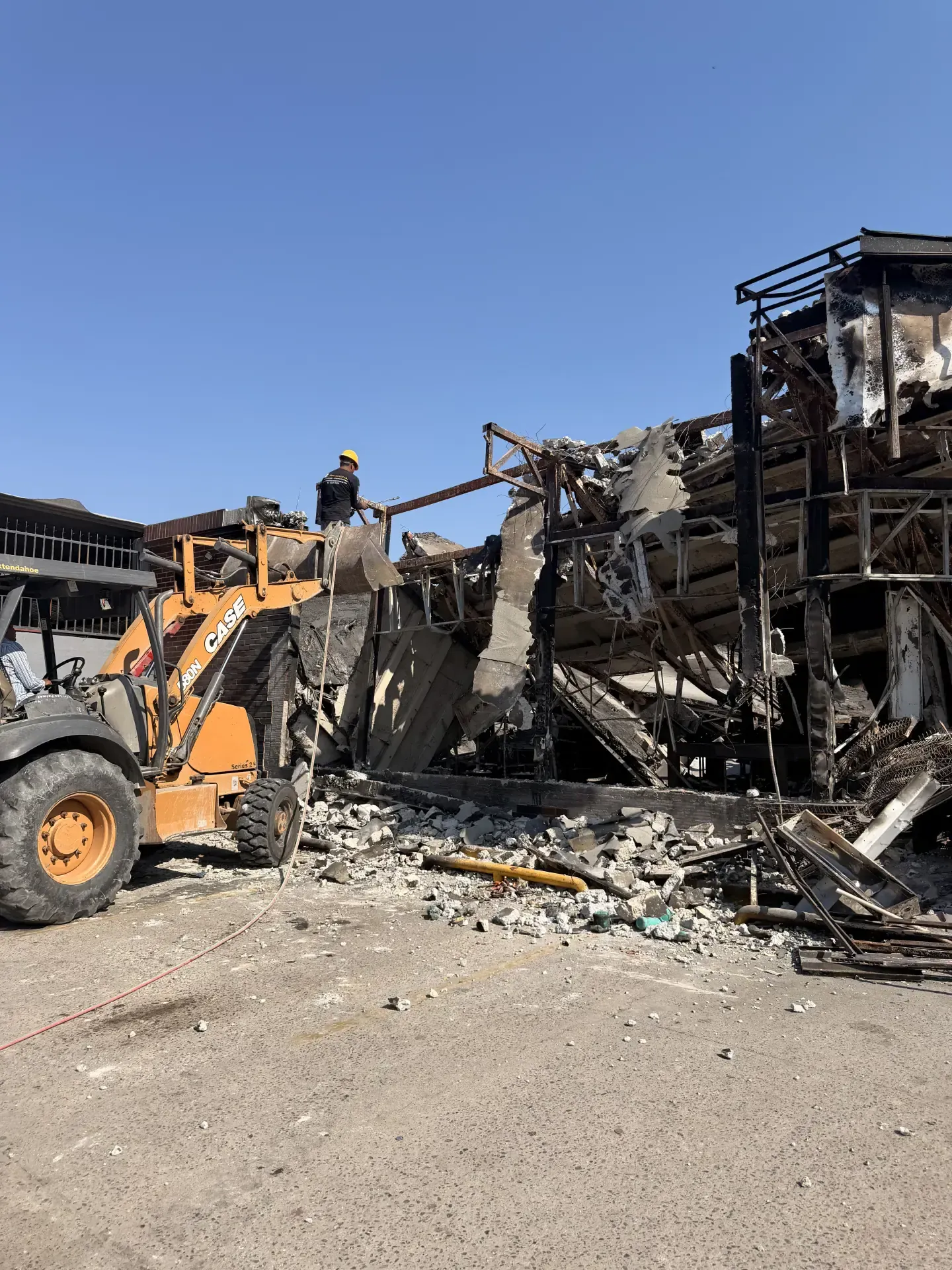 Servicio de obra civil con personal y maquinaria especializada, enfocado en seguridad, retiro de escombro y avance de obra en Guadalajara, Jalisco.