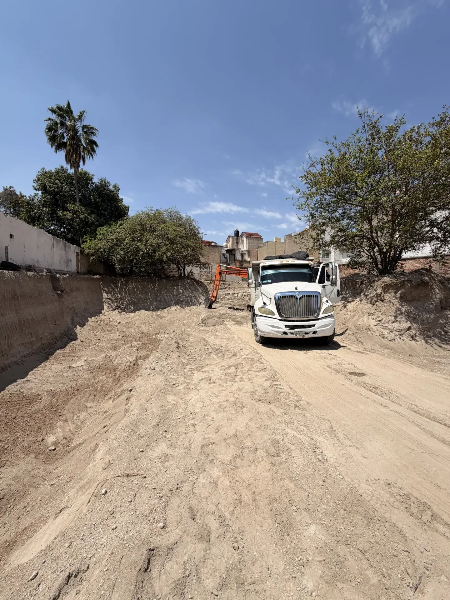 Servicio de obra civil con personal y maquinaria especializada, enfocado en seguridad, retiro de escombro y avance de obra en Guadalajara, Jalisco.