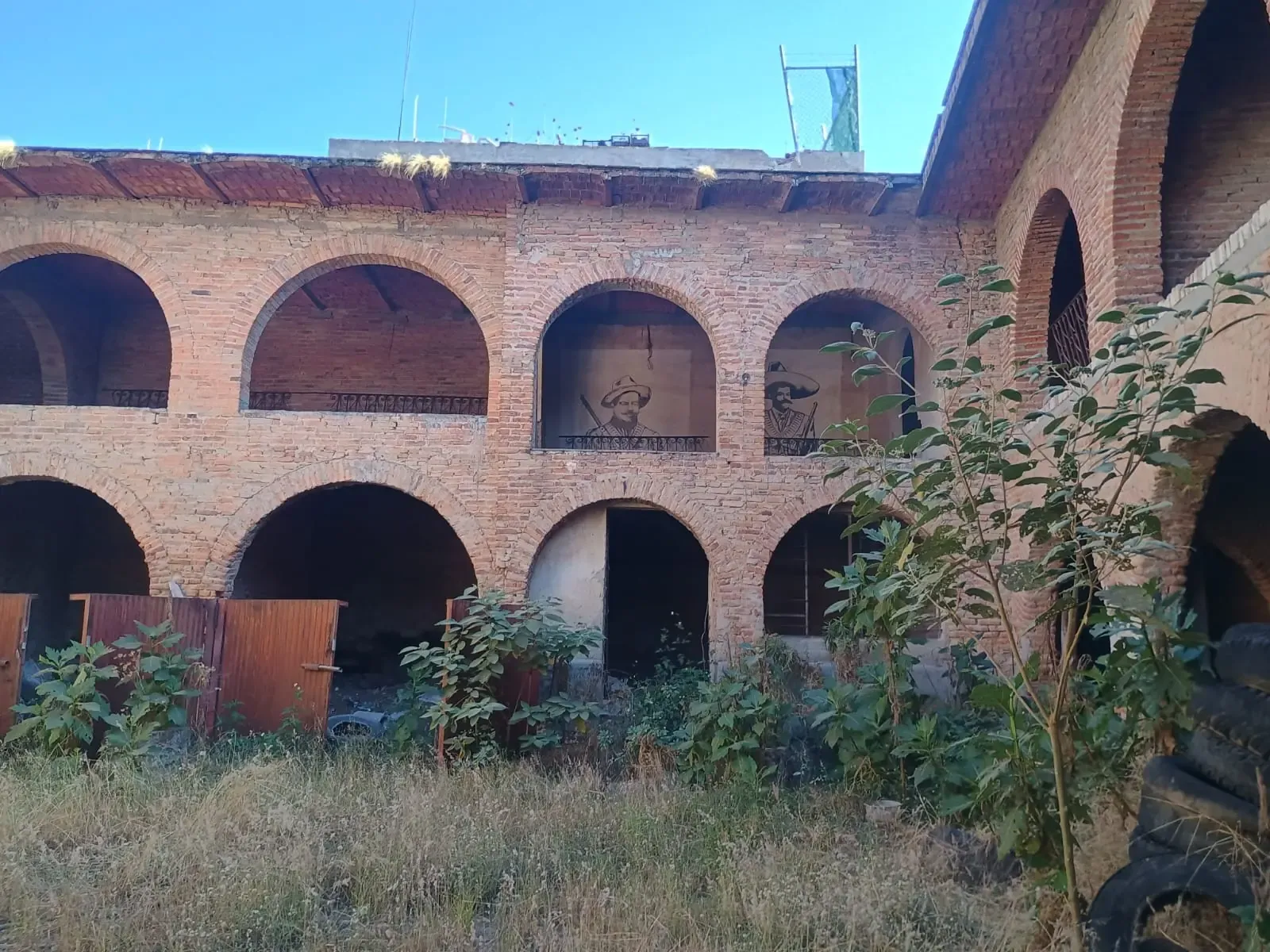 Servicio de obra civil con personal y maquinaria especializada, enfocado en seguridad, retiro de escombro y avance de obra en Guadalajara, Jalisco.